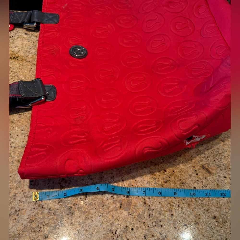 red Lululemon quilted logo gym tote bag - Picture 9 of 9